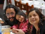 O Douglas, Amelie e Clara durante almoço em Bogotá, na Colômbia